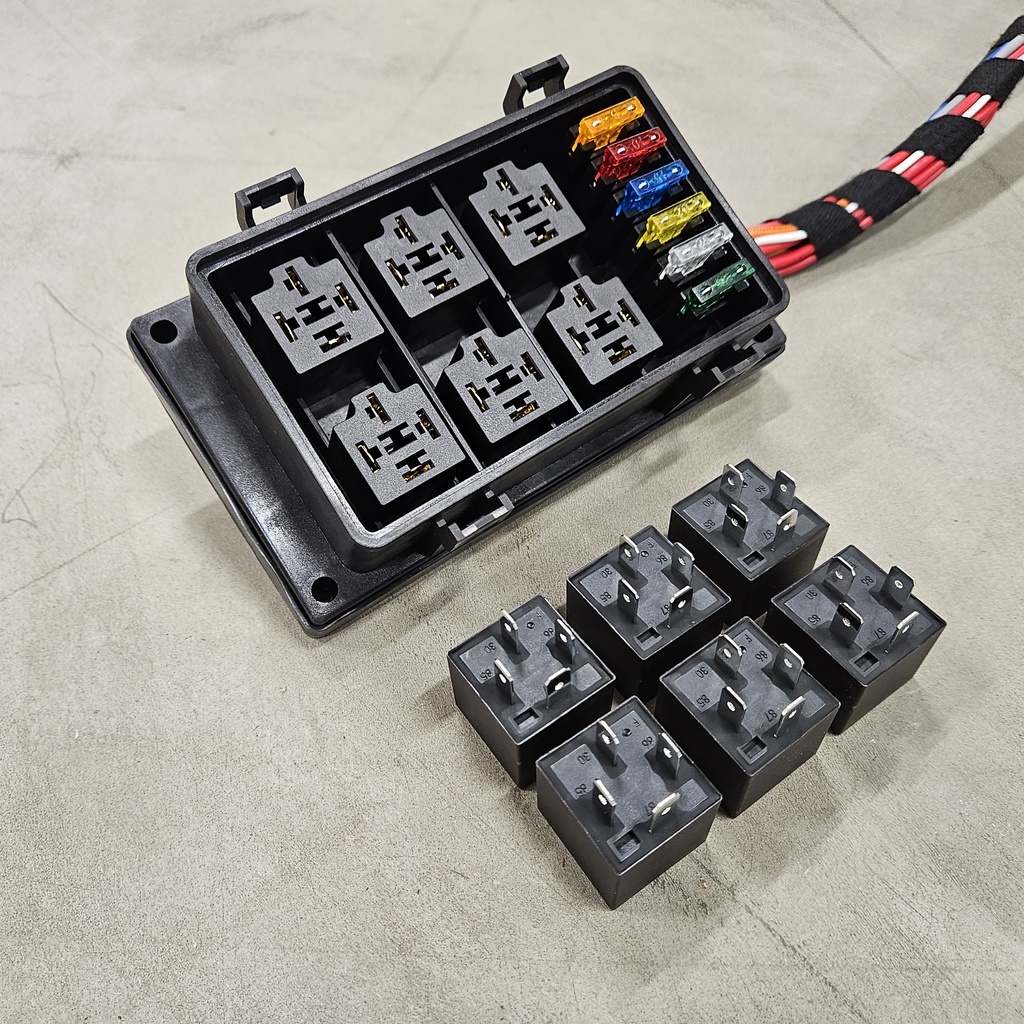 Vädersäkrad Relä och säkringscentral RB6-W (Bottenmontage)
