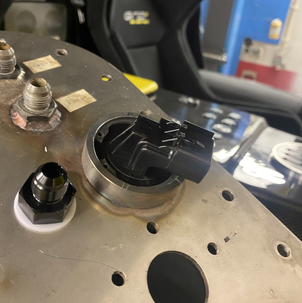 Kontakt tankgenomföring universal med svetsfläns i aluminium