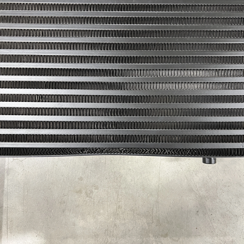 Hurricane Intercooler Svart 3´ anslutningar (78cm bred)